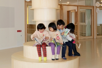 ホールの絵本コーナー