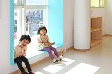 保育室の大きな窓