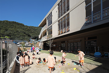日浦山に開かれた園庭