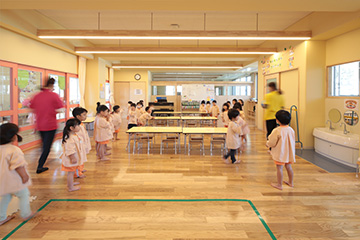 可動間仕切りで一体利用が可能な保育室