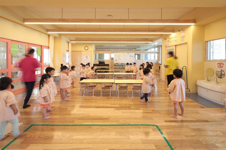可動間仕切りで一体利用が可能な保育室