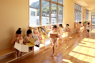 絵本棚とベンチのある廊下