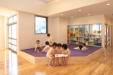 カーペット敷きの絵本コーナー