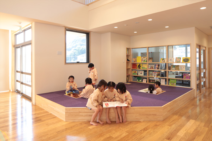 カーペット敷きの絵本コーナー