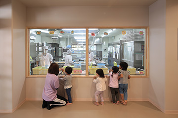 大きな窓のある調理室