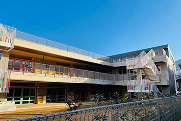 園庭を囲むL型の建物構成