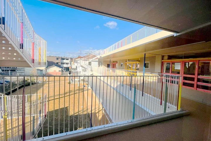 レインボーカラーのカラフルな手摺