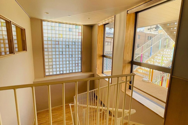 光が差し込む明るい階段