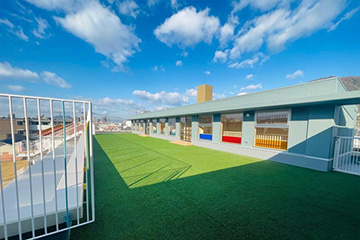 人工芝の屋上園庭